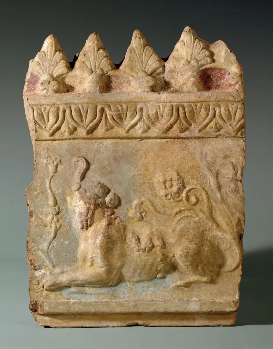 Rechte Hälfte einer Aufsatzplatte mit Darstellung einer Besfigur zwischen ruhenden Sphingen: Männlicher Sphinx