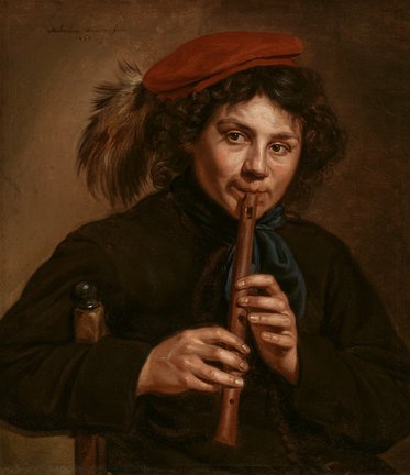 Ein junger Mann mit lockigem Haar spielt eine Flöte. Er trägt ein rotes Käppi und einen dunklen Mantel mit einer blauen Schleife. Der Hintergrund ist dunkel, was den Fokus auf das Gesicht des Musizierenden lenkt.
