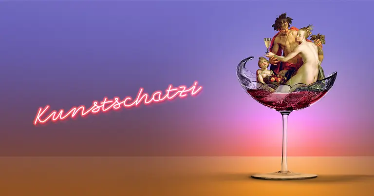 Ein kunstvoller Cocktail in einem Glas, gefüllt mit Skulpturen von Menschen, darunter eine Frau und ein Kind. Im Hintergrund leuchtet der Schriftzug 