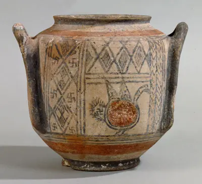 Ein keramischer Krug mit zwei Griffen, verziert mit geometrischen Mustern und tierischen Motiven. Die Farben umfassen Erdtöne, Schwarz und Rot, die kunstvoll miteinander kombiniert sind. Der Krug ist aus der antiken Zeit und zeigt handwerkliches Geschick.