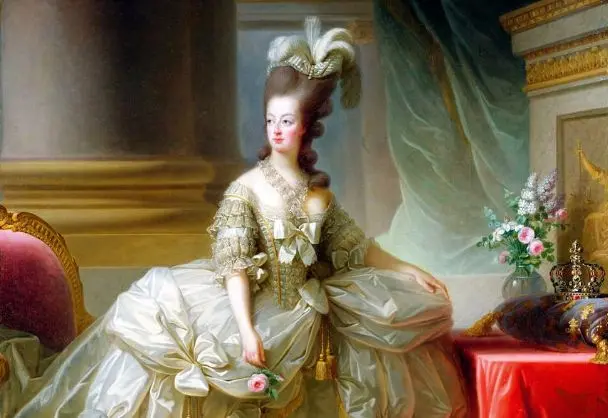 Ein Porträt einer elegant gekleideten Frau in historischen Kleidern mit einer großen, geblümten Frisur. Sie hält eine Rose in der Hand und sitzt vor einem Tisch mit einer Krone und Blumen. Der Hintergrund zeigt edle Vorhänge und Säulen.