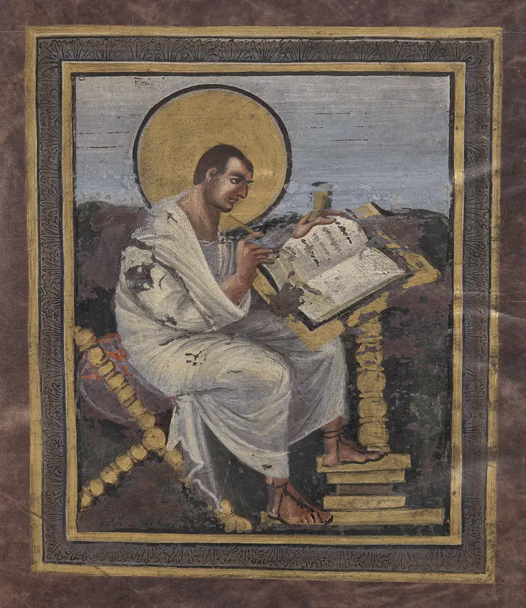 Ein Mann in einem weißen Gewand sitzt auf einem Stuhl und hält einen Schreibstift. Er ist von einem Heiligenschein umgeben und schaut auf ein aufgeschlagenes Buch, das vor ihm liegt. Im Hintergrund sind sanfte, erdige Farben zu sehen.