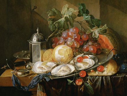 Ein Stillleben zeigt einen Tisch mit einer silbernen Platte, auf der Austern, Trauben, Zitronen und Tomaten angerichtet sind. Im Hintergrund sind ein Melonenstück und eine Kanne zu sehen. Die Farben sind lebhaft und vermitteln einen Eindruck von Fülle und Genuss.