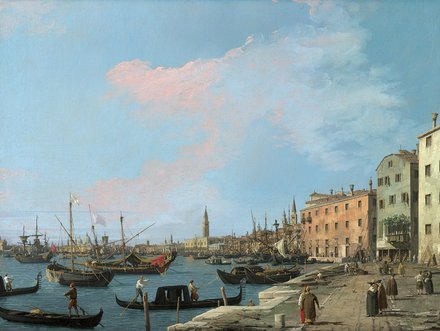 Ein malerischer Hafen mit zahlreichen Booten und Gondeln auf dem Wasser. Am Ufer stehen Menschen, während im Hintergrund historische Gebäude und Türme sichtbar sind. Der Himmel ist blau mit zarten Wolken.