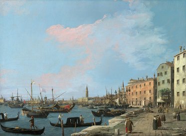 Ein malerischer Hafen mit zahlreichen Booten und Gondeln auf dem Wasser. Am Ufer stehen Menschen, während im Hintergrund historische Gebäude und Türme sichtbar sind. Der Himmel ist blau mit zarten Wolken.