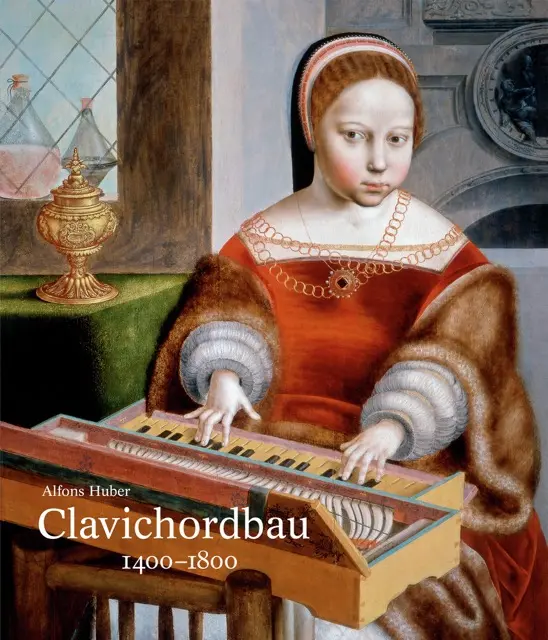 Eine Frau in historischer Kleidung spielt ein Clavichord, ein Tasteninstrument. Sie hat einen konzentrierten Ausdruck und trägt eine rot-goldene Robe. Im Hintergrund ist ein goldener Kelch und ein Fenster zu sehen, das Licht ins Zimmer lässt.