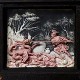 Das Bild zeigt einen Künstler, der einen Drachen mit einem Speer angreift. Der Drache hat eine bedrohliche Haltung, während der Krieger entschlossen wirkt. Im Hintergrund sind gespenstische Bäume und Überreste zu sehen, was die dramatische Szene verstärkt.