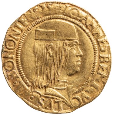 Goldene Münze mit dem Profil eines Mannes, der einen Hut trägt. Um das Bild herum steht der Schriftzug "IOANNES" und weitere lateinische Elemente. Die Münze zeigt historische Merkmale und Details der Prägung.