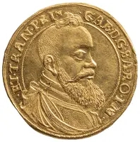 Eine goldene Medaille zeigt das Porträt eines bärtigen Mannes im Profil. Der Mann trägt ein historisches Gewand, und um das Bild herum sind lateinische Inschriften zu sehen. Die Medaille vermittelt ein Gefühl von historischer Bedeutung und könnte einen wichtigen historischen Charakter darstellen.