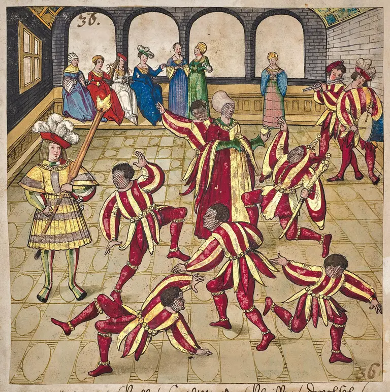 Seite aus dem Turnierbuch Freydal: Farbenfroh illustriert wird lebhafte höfische Tanzszene in einem mittelalterlichen Saal mit gefliestem Boden. Männliche Tänzer in rot-gelb gestreiften Kostümen führen dramatische Posen aus. Links steht eine Person in einem reich verzierten Gewand und hält eine Fackel. Im Hintergrund, auf einer erhöhten Plattform, sitzen edle Damen in prächtigen Kleidern und beobachten die Szene. Rechts spielen zwei Musiker Flöte und Trommel. Der Saal ist mit dekorativen Rundbögen und kunstvollen Deckenverzierungen ausgestattet.