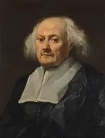 Porträt eines älteren Mannes mit schütterem, weißen Haar und einem nachdenklichen Ausdruck. Er trägt einen dunklen Mantel und einen hellen Kragen. Der Hintergrund ist dunkel und unauffällig, um den Fokus auf sein Gesicht zu richten.