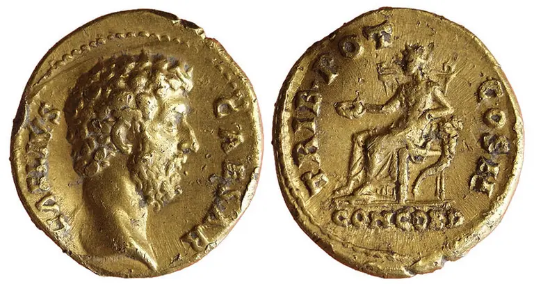 Eine goldene Münze zeigt auf der einen Seite das Porträt eines Mannes mit lockigem Haar und Bart. Die andere Seite zeigt eine sitzende Figur, die eine Hand voller Objekte hält und auf einem Thron sitzt.