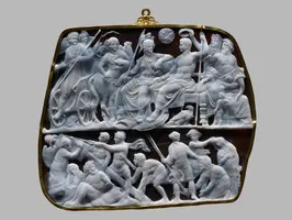 Das Bild zeigt ein kunstvoll geschnitztes Camee aus Marmor, das mythologische Szenen darstellt. Oben sitzen kämpfende Götter und Helden, während unten intensive Kämpfe zwischen Figuren dargestellt sind, die verschiedene Emotionen und Dynamik zeigen.