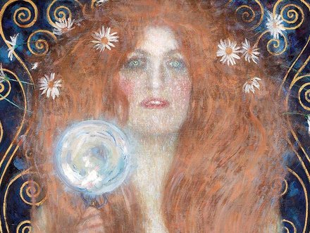 Eine Frau mit langen, welligen roten Haaren hält einen Spiegel in der Hand. Ihr Gesicht ist sanft und eindringlich, umgeben von floralen Mustern und goldenen Spiralen auf einem blauen Hintergrund. Weiße Blumen sind in ihrem Haar eingearbeitet.
