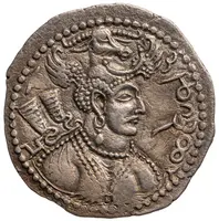 Eine alte Silbermünze zeigt das Portrait eines Königs, der einen Kopfputz trägt. Er hat einen ernsten Gesichtsausdruck und sieht nach rechts. Neben ihm sind Symbole oder Waffen abgebildet, die auf seinen Status hinweisen. Die Münze ist kunstvoll verziert und hat eine abgerundete Form.