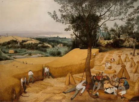 Das Bild zeigt eine ländliche Ernte-Szene mit arbeitenden Menschen auf einem Feld. Einige ernten das Getreide, während andere in Gruppen sitzen und eine Pause machen. Im Hintergrund sind sanfte Hügel und ein Dorf sichtbar, was die Idylle der Landschaft unterstreicht.