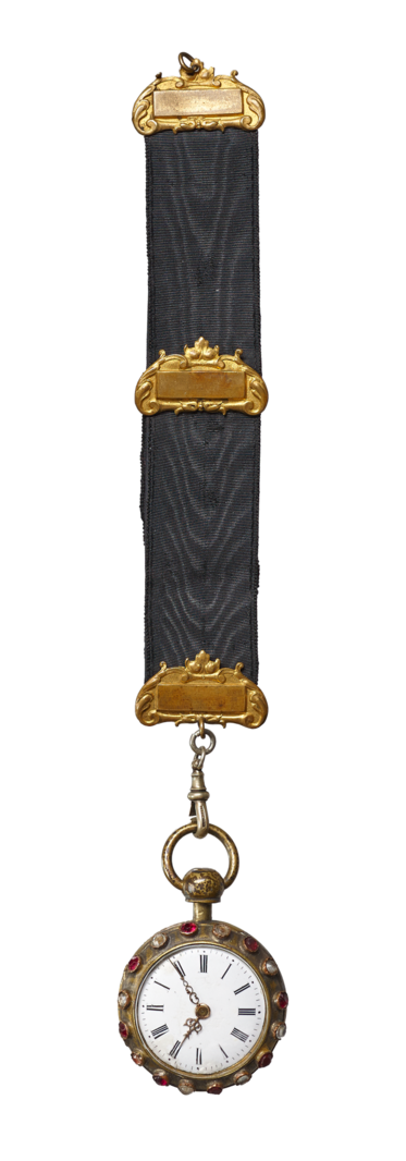 Eine prachtvolle Taschenuhr mit einem runden, weißen Ziffernblatt und goldfarbenen Verzierungen hängt an einem schwarzen Band. Das Band hat goldene Schnallen und verleiht der Uhr eine elegante Erscheinung.