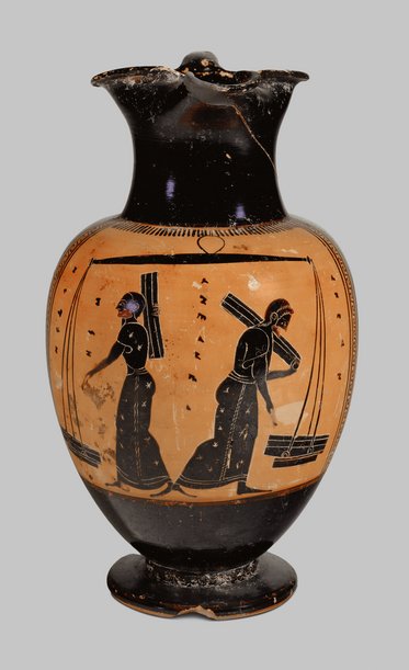 Eine antike griechische Amphore, bemalt mit der Darstellung von zwei Frauen, die Lasten tragen. Sie sind in festlichen Kleidern abgebildet, während im Hintergrund geometrische Muster zu sehen sind. Die Farbpalette umfasst Ockertöne und Schwarz. Die Form der Amphore ist elegant mit einem breiten Hals und einem runden Fuß.