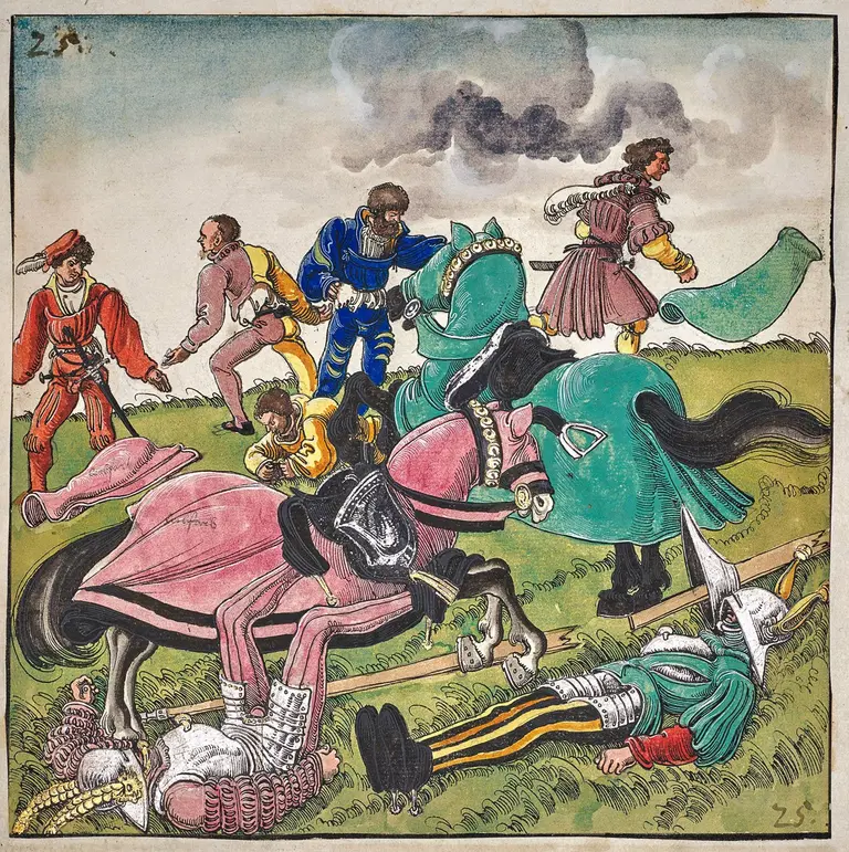 Seite aus dem Turnierbuch Freydal: Farbenfroh illustriert wird eine mittelalterliche Kampfszene mit gerüsteten Rittern und Pferden. Zwei Ritter liegen am Boden, einer trägt einen Helm mit Federbusch. Die Pferde tragen grüne und rosafarbene Schabracken. Im Hintergrund vier Männer in bunten Gewändern – rot, blau, gelb und rosa – beobachten oder interagieren mit dem Geschehen. Im Hintergrund erstreckt sich eine grüne Wiese unter einem wolkigen Himmel.