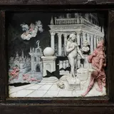 Eine kunstvolle Reliefdarstellung zeigt eine nackte Figur, die auf einem Podest steht, umgeben von antiken Säulen und Gebäuden. Neben ihr steht eine weitere Person, während ein weiterer Mann sie ansieht. Im Hintergrund sind Wolken und weitere Figuren zu sehen.