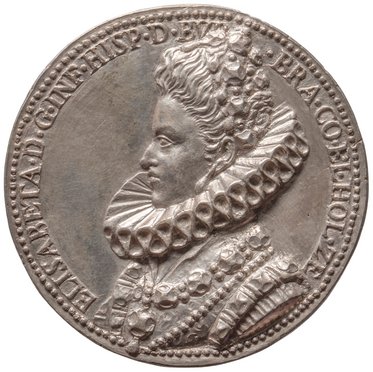 Eine silberne Medaille mit einem Seitenprofil von Elisabeth I. Sie trägt ein aufwendiges, rüschenbesetztes Kleid und eine auffällige Halskrause. Um das Bild herum sind Schriftzüge in lateinischer Sprache.