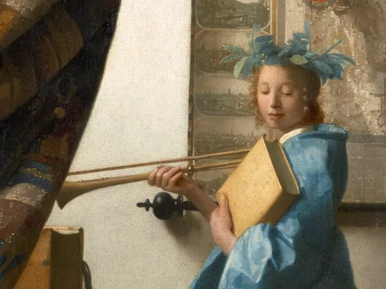 Das Bild zeigt ein Mädchen in einem blauen Kleid mit einem Kopfschmuck aus Federn. Sie hält ein Buch in einer Hand und einen langen Blasinstrument in der anderen. Der Hintergrund zeigt eine Wand mit einer unscharfen Dekoration.