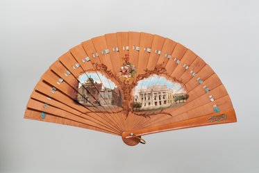 Ein gefalteter Fächer aus Holz, verziert mit handgemalten Szenen von Gebäuden. Die Darstellungen sind von floralen Motiven umgeben. Der Fächer öffnet sich weit und zeigt eine detaillierte Gestaltung mit bunten Elementen, die die kunstvolle Handwerkskunst hervorheben.