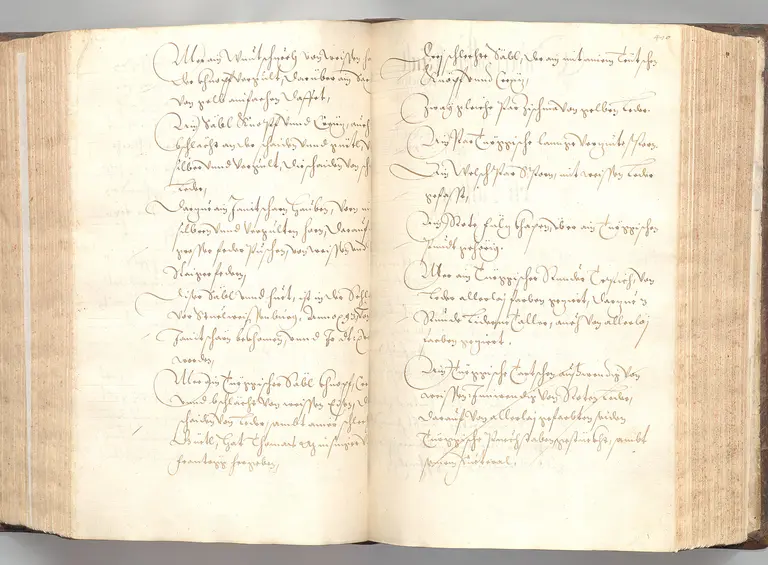 aufgeschlagenes altes Buch, vergilbte Pergamentseiten, alte Handschrift die nicht entziffert werden kann