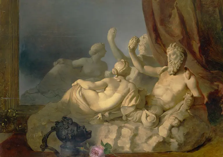 Darstellung von Bacchus und Faunen in einer allegorischen Szene. Sie halten Trauben und trinken Wein. Im Vordergrund ein Rosenstrauß und ein dunkler Krug mit Faungesicht.