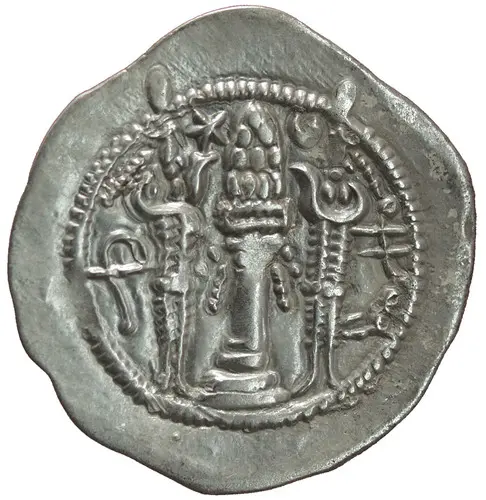 Eine alte Silbermünze mit einem zentralen Säulensymbol, umgeben von stilisierten Figuren, die möglicherweise mythologische oder kulturelle Bedeutung haben. Die Details des Designs sind erkennbar, einschließlich Ornamente und Symbole, die eine historische Kontextualisierung nahelegen.