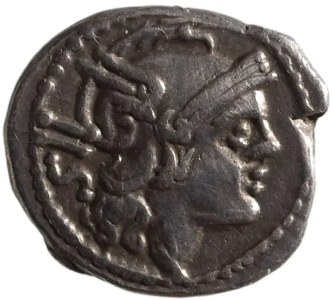 Ein antiker Silbermünze mit der Darstellung eines Profilkopfes. Der Kopf ist von einem geflochtenen Kranz umgeben und zeigt detaillierte Gesichtszüge. Die Rückseite der Münze ist leer.