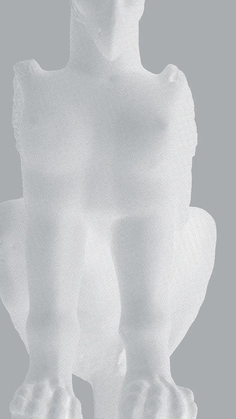 Eine stilisierte, weiße Statue zeigt eine humanoide Figur, die im Sitzen dargestellt ist. Die Figur hat bestimmte tierische Merkmale, darunter Krallenfüße. Die Oberfläche ist glatt und schlicht, ohne auffällige Details oder Verzierungen.