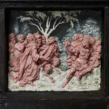 Die Abbildung zeigt eine detailreiche Reliefdarstellung von Menschen und mythologischen Figuren, die in einer dynamischen Szene interagieren. Sie sind in lebendigen Farben gestaltet, umgeben von Bäumen und einer natürlichen Umgebung, die die lebhafte Atmosphäre der Darstellung unterstreicht.
