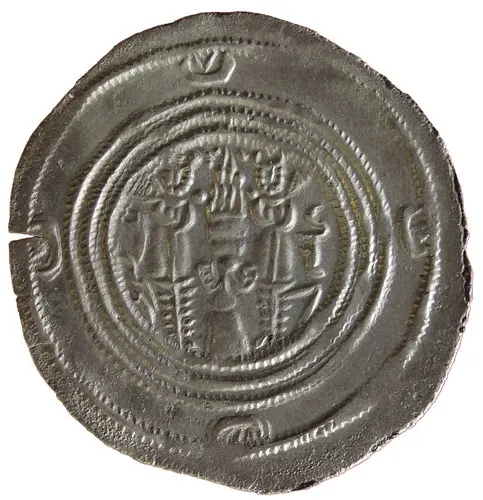 Eine antike Münze zeigt das Motiv zweier Figuren, die eine zentrale Flamme umgeben. Die Figuren stehen auf beiden Seiten eines aufrechten Elefanten, der eine bedeutende Rolle im Design spielt. Der Rand ist mit parallelen Linien verziert.