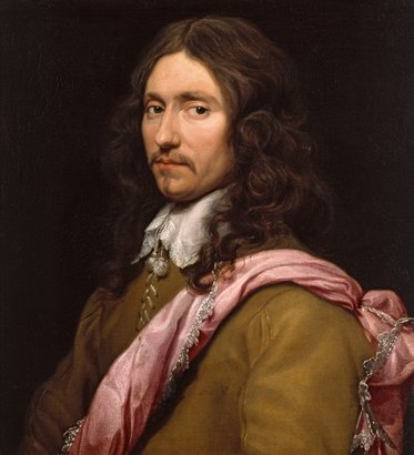 Porträt eines Mannes mit langen, lockigen Haaren und einem schmalen Schnurrbart. Er trägt ein hellgelbes Gewand und einen weißen Kragen, über den ein pinkfarbener Umhang drapiert ist. Der Hintergrund ist dunkel, was den Fokus auf das Gesicht des Mannes lenkt.