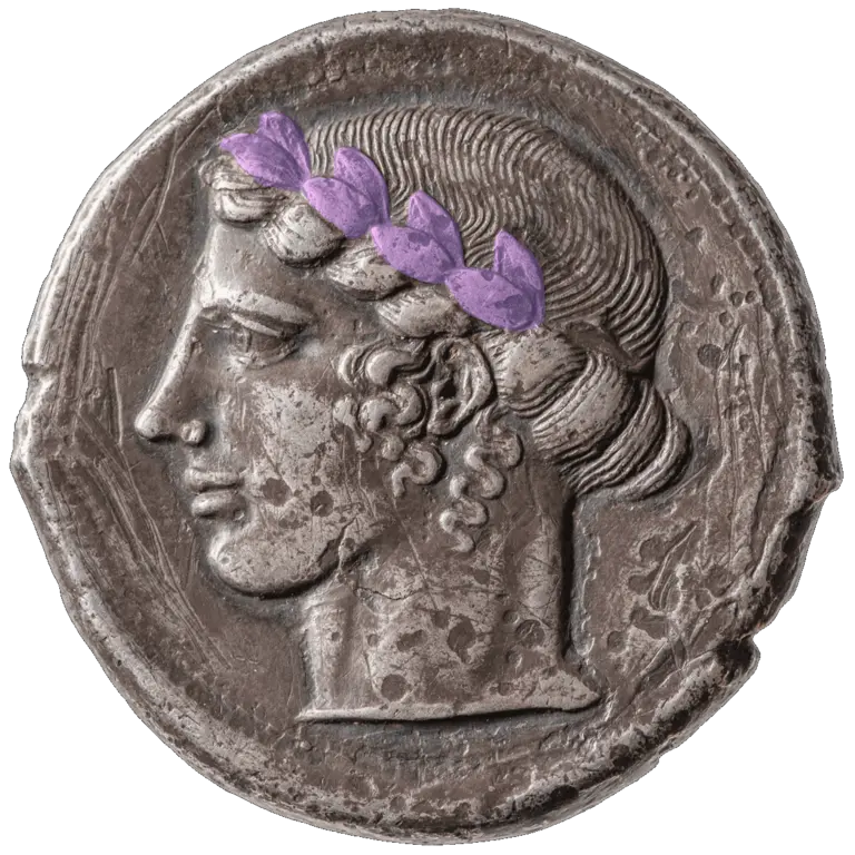 Ein antiker Silbermünze zeigt das Profil eines männlichen Kopfes mit lockigem Haar, der eine Krone aus lila Blüten trägt. Die Oberfläche der Münze ist uneben und zeigt Gebrauchsspuren, die auf ihr Alter hinweisen.