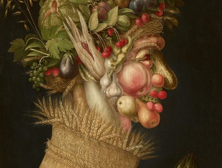 Das Bild zeigt ein Porträt mit einer menschlichen Figur, deren Kopf aus einer Vielzahl von Obst und Gemüse besteht. Die Figur trägt eine Kleidung aus Stroh und Getreide, die kunstvoll gestaltet ist. Insgesamt vermittelt das Bild eine Verbindung zur Natur und Fruchtbarkeit.