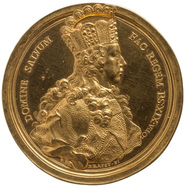 Eine goldene Medaille zeigt ein Profilporträt eines königlichen Mannes mit einer Krone und reich verzierten Kleidern. Text umgibt das Bild, einschließlich der lateinischen Inschrift.