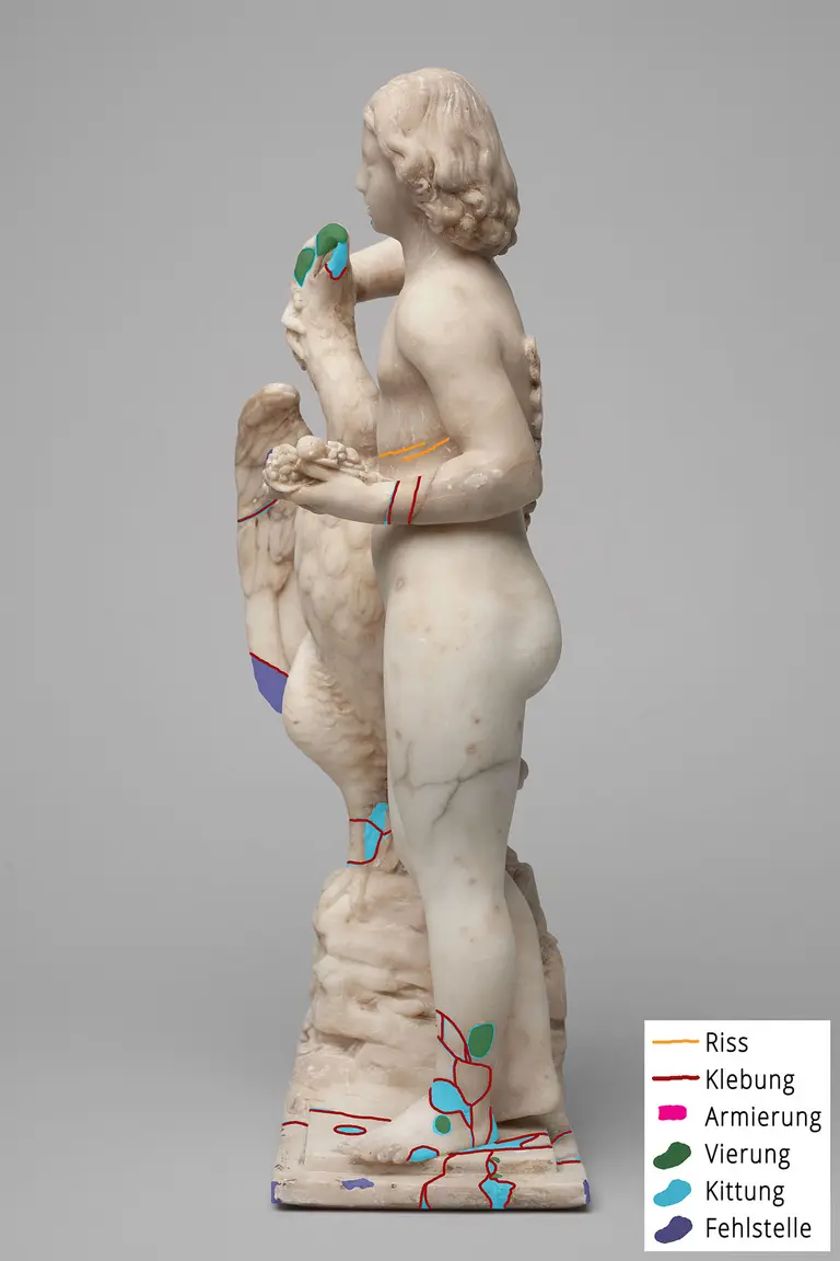 Eine antike Statue eines männlichen jungen Mannes in profilierter Haltung, der einen Adler hält. Die Statue wird durch farbige Markierungen auf Risse und Schäden hervorgehoben. Die Präsentation zeigt die Verletzungen und Ausbesserungen der Skulptur.
