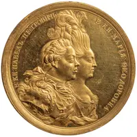 Das Bild zeigt eine goldene Medaille mit den Reliefs von zwei Personen in Profilansicht, vermutlich Peter dem Großen und einer Königin. Die Medaille hat eine verzierte Textur und trägt russische Inschriften. Sie repräsentiert historische Figuren und deren Bedeutung.