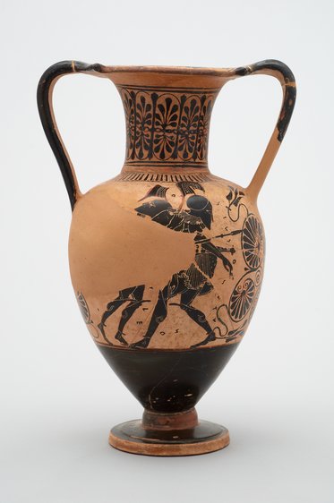 Eine griechische Amphore aus Ton mit einem verzierter Körper. Auf der Oberfläche sind künstlerische Darstellungen von Kämpfern und runden Schilden. Die Farbgestaltung umfasst ein kontrastierendes Schwarz und Orange, das typisch für antike griechische Keramik ist.