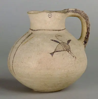 Ein tonnerner Krug mit einem runden Körper und einem seitlichen Henkel. Auf der Oberfläche ist eine stilisierte Abbildung einer flugenden Gans mit gestreiftem Körper und einem kleinen Punkt über ihrem Kopf. Die Farben sind hauptsächlich beige und braun.