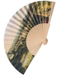 Ein Fächer mit einem historischen Stadtpanorama, das das Kunsthistorische Museum und umliegende Gebäude zeigt. Der Fächer ist geöffnet und zeigt farbenfrohe Landschaften, während die Struktur aus Holz besteht. Auf der unteren Seite steht 