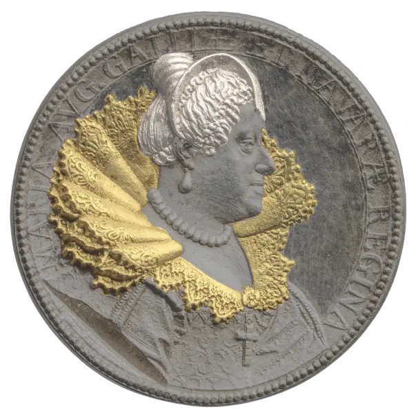 Das Bild zeigt eine Medaille mit dem Portrait einer Dame in Profilansicht. Sie trägt ein aufwändiges Halskragen aus Spitze und eine Perlenkette. Die Medaille hat eine kunstvolle Prägung, die den historischen Charakter des Abbildes unterstreicht.