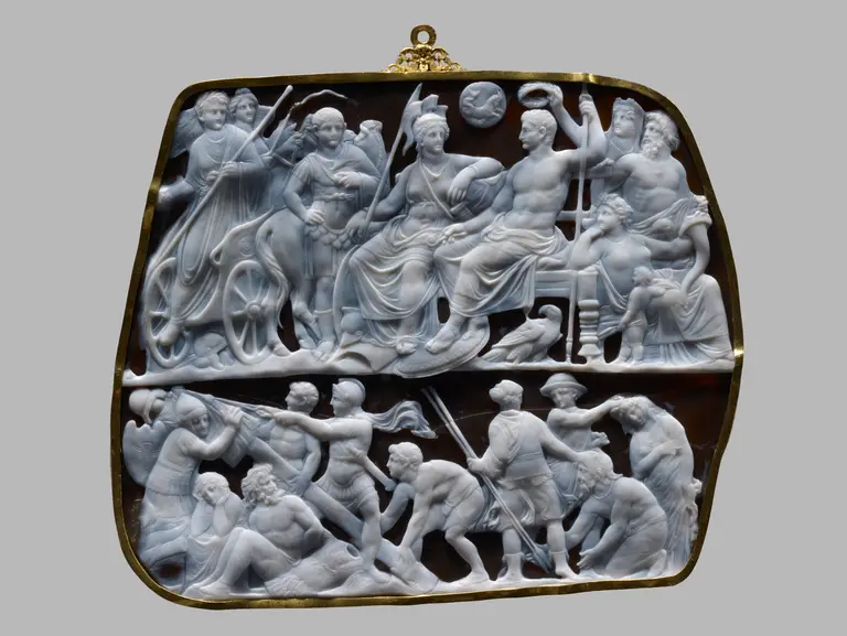 Eine künstlerische Reliefdarstellung zeigt mythologische Szenen. Oben sitzen verschiedene Götter auf Thronen, während unten Menschen in dramatische Kämpfe und Interaktionen verwickelt sind. Die Figuren sind detailliert gestaltet und heben den Kontrast zwischen dem ruhigen Oberteil und dem turbulenten Unterteil hervor.