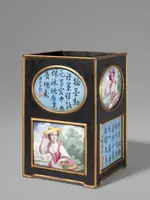 Ein schwarzer Behälter mit bunten, handgemalten Szenen, darunter eine Frau mit Hut, die Früchte hält. Auf der anderen Seite sind asiatische Schriftzeichen und weitere gemalte Motive zu sehen. Der Behälter hat eine dekorative, kunstvolle Gestaltung.