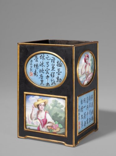 Ein schwarzer Behälter mit bunten, handgemalten Szenen, darunter eine Frau mit Hut, die Früchte hält. Auf der anderen Seite sind asiatische Schriftzeichen und weitere gemalte Motive zu sehen. Der Behälter hat eine dekorative, kunstvolle Gestaltung.