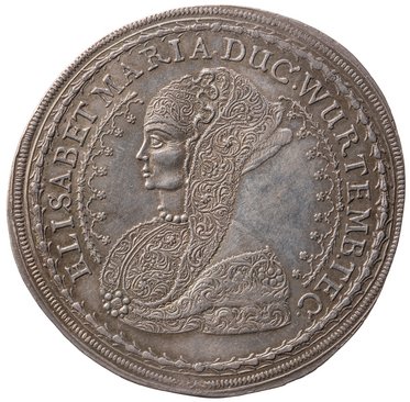 Eine silberne Münze zeigt das Profil einer Frau mit aufwendigen Frisuren und Schmuck. Um die Münze herum sind in Reliefschrift die Worte "ELISABET MARIA DUC WURTEMBERG" eingraviert. Die Details sind kunstvoll ausgearbeitet und zeigen historische Merkmale.