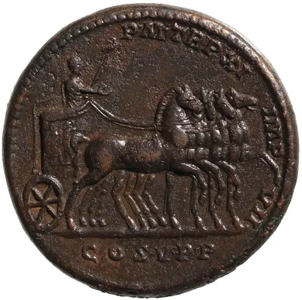 Eine römische Münze mit einem Relief, das einen Fahrer in einem Wagen zeigt, der von vier Pferden gezogen wird. Der Fahrer hält eine Peitsche in der Hand. Die Details der Tiere und des Wagens sind klar ausgearbeitet.