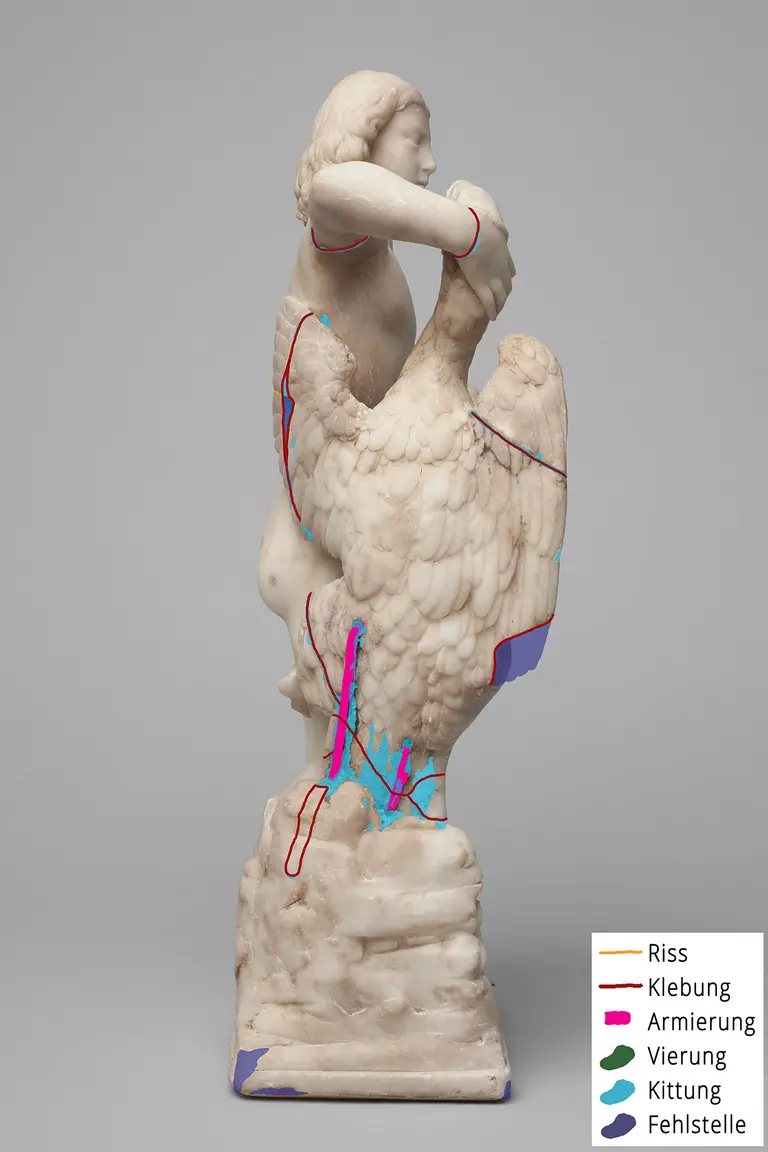Eine historische Skulptur zeigt eine Figur, die ein Tier hält. Der Skulptur sind farbige Markierungen hinzugefügt, die Risse, Klebungen und andere Restaurierungsdetails kennzeichnen. Die Figur hat eine klare Form und ist aus einem hellen Material gearbeitet.